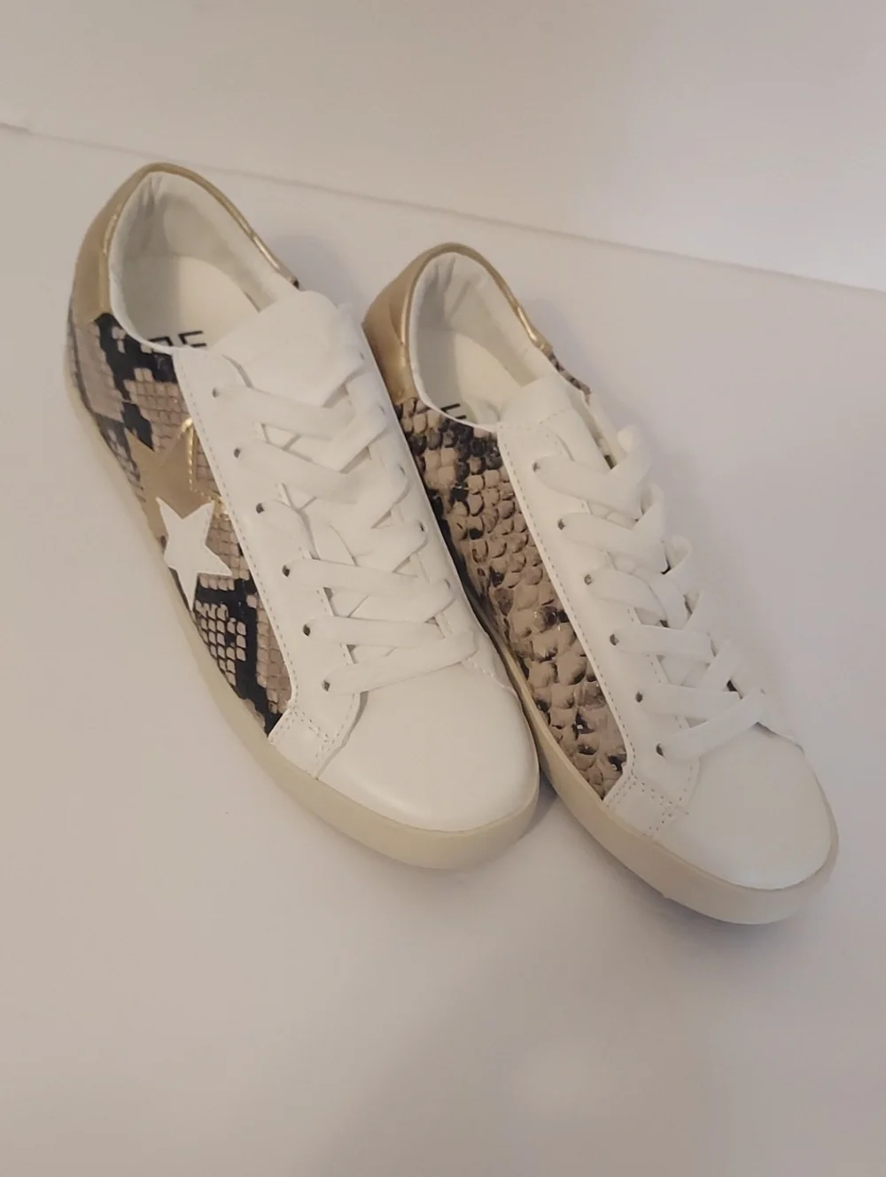 JustFab Snakeskin Sneaker White Black Stars Size 7